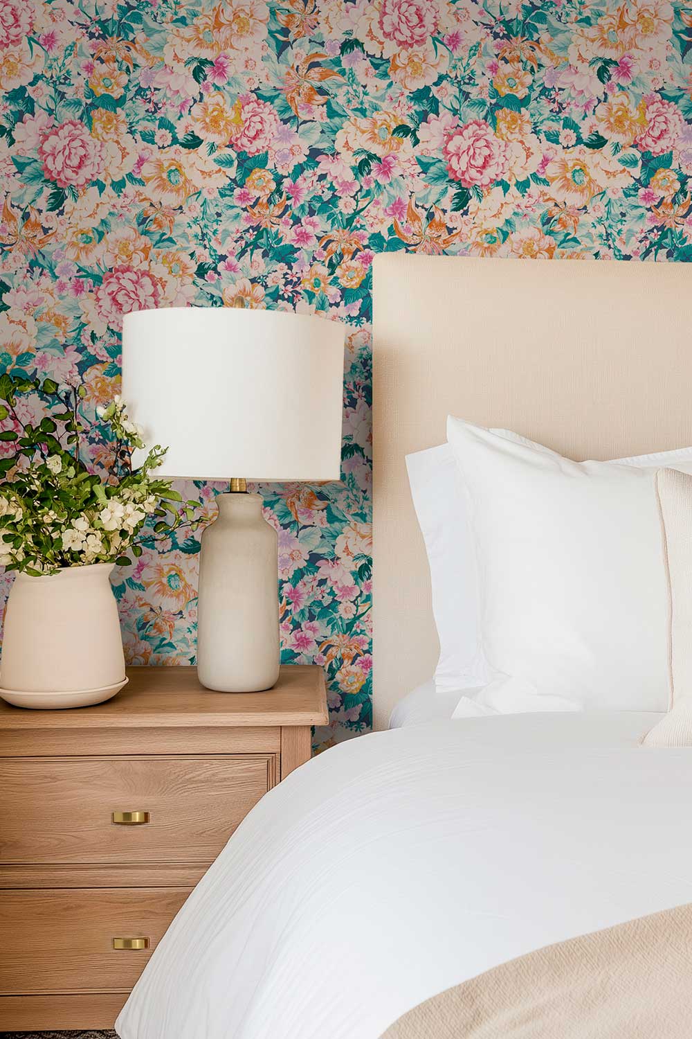 retro inspired botanical garden floral wall-covering for luxury guest bedrooms